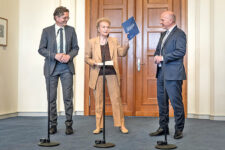 Übergabe des Berichts durch Herta Däubler-Gmelin an den Regierenden Bürgermeister