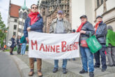 Demonstranten mit Transparent ,Manne bleibt‘