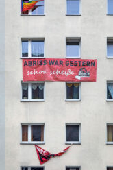 Protestplakat an der Fassade in der Habersaathstraße