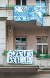 Protestplakate am Balkon