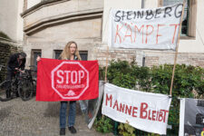 Protestplakate dafür, dass Manne bleibt