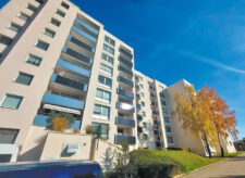 Hochhaus mit Balkon-Photovoltaik-Paneelen