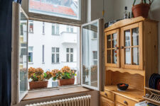 Zum Lüften weit geöffnetes Fenster